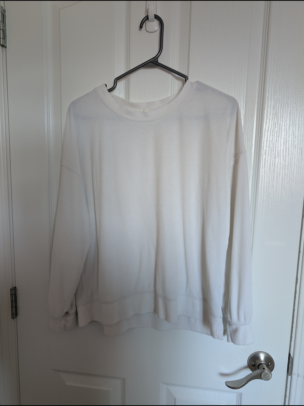 HM  Lightweight Classic White Women's Crewneck Sweater